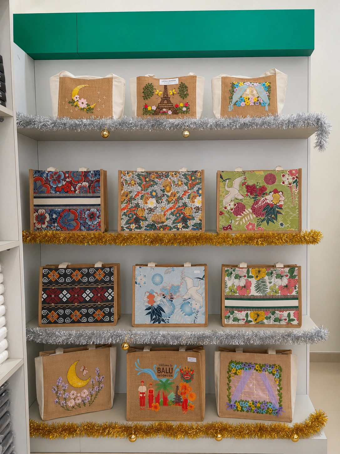 Display koleksi tas motif, tas jute, dan goodie bag dengan berbagai desain di showroom Althea Ecobag Bali.