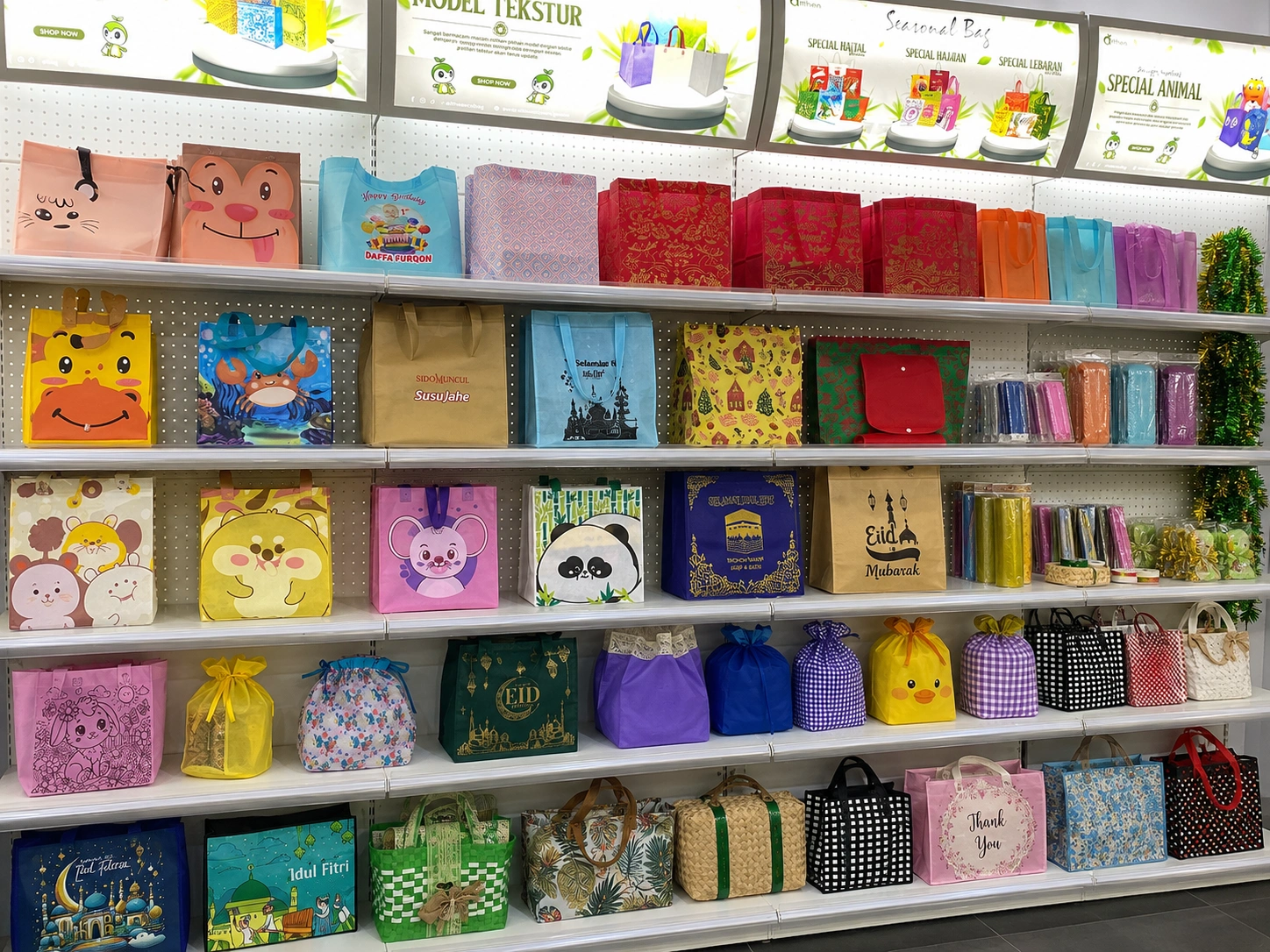 Beragam koleksi tas spunbond, tas motif, goodie bag, dan tas kemasan tersedia di showroom Althea Ecobag Surabaya.