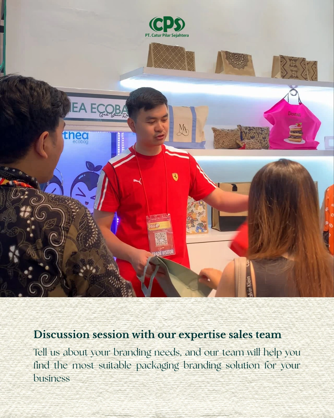 Tim sales Althea Ecobag berdiskusi dengan pengunjung mengenai kebutuhan tas custom dan solusi packaging branding untuk bisnis.