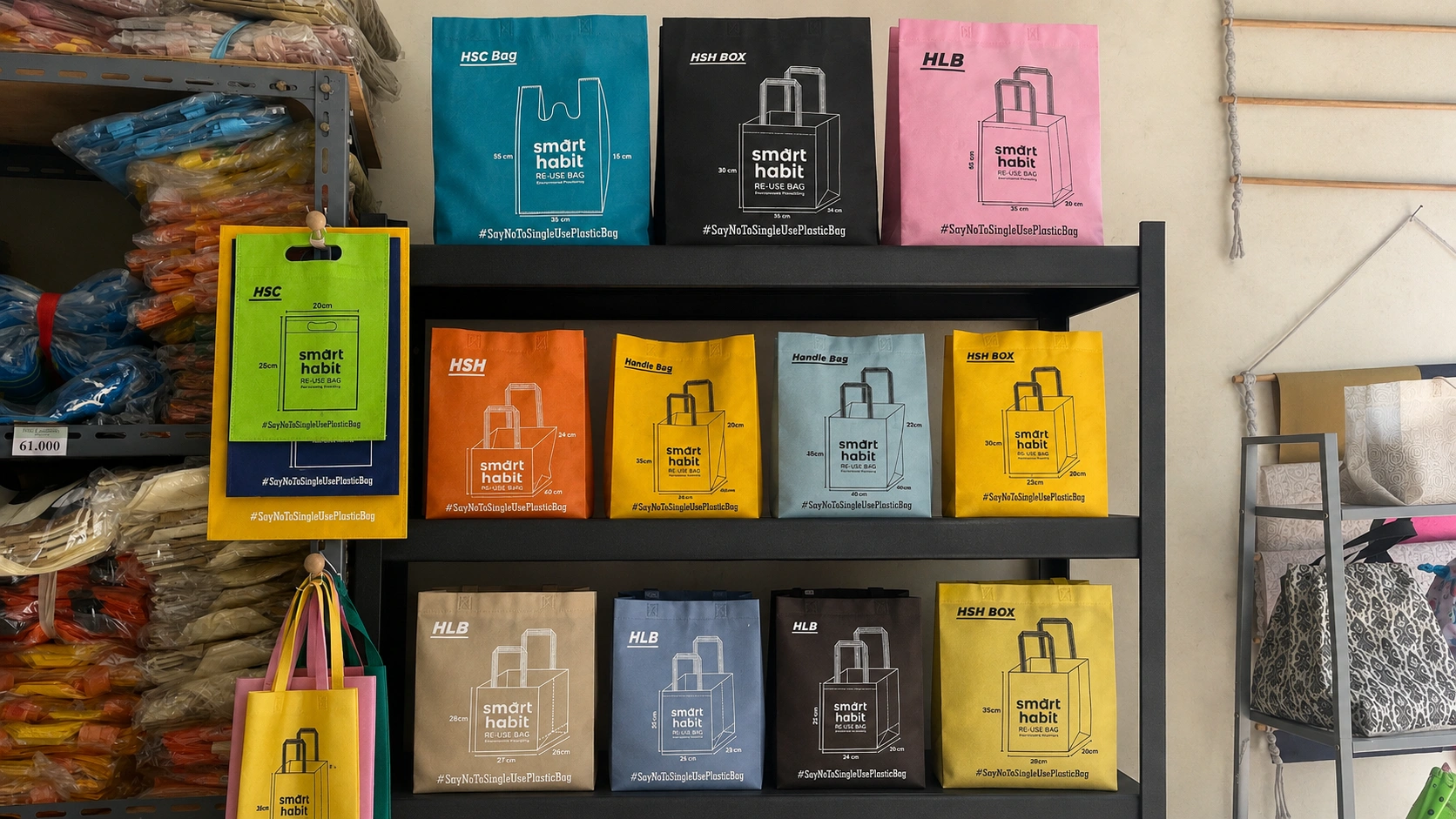 Display berbagai produk tas spunbond, goodie bag, dan tas custom di showroom Althea Ecobag Bandung.
