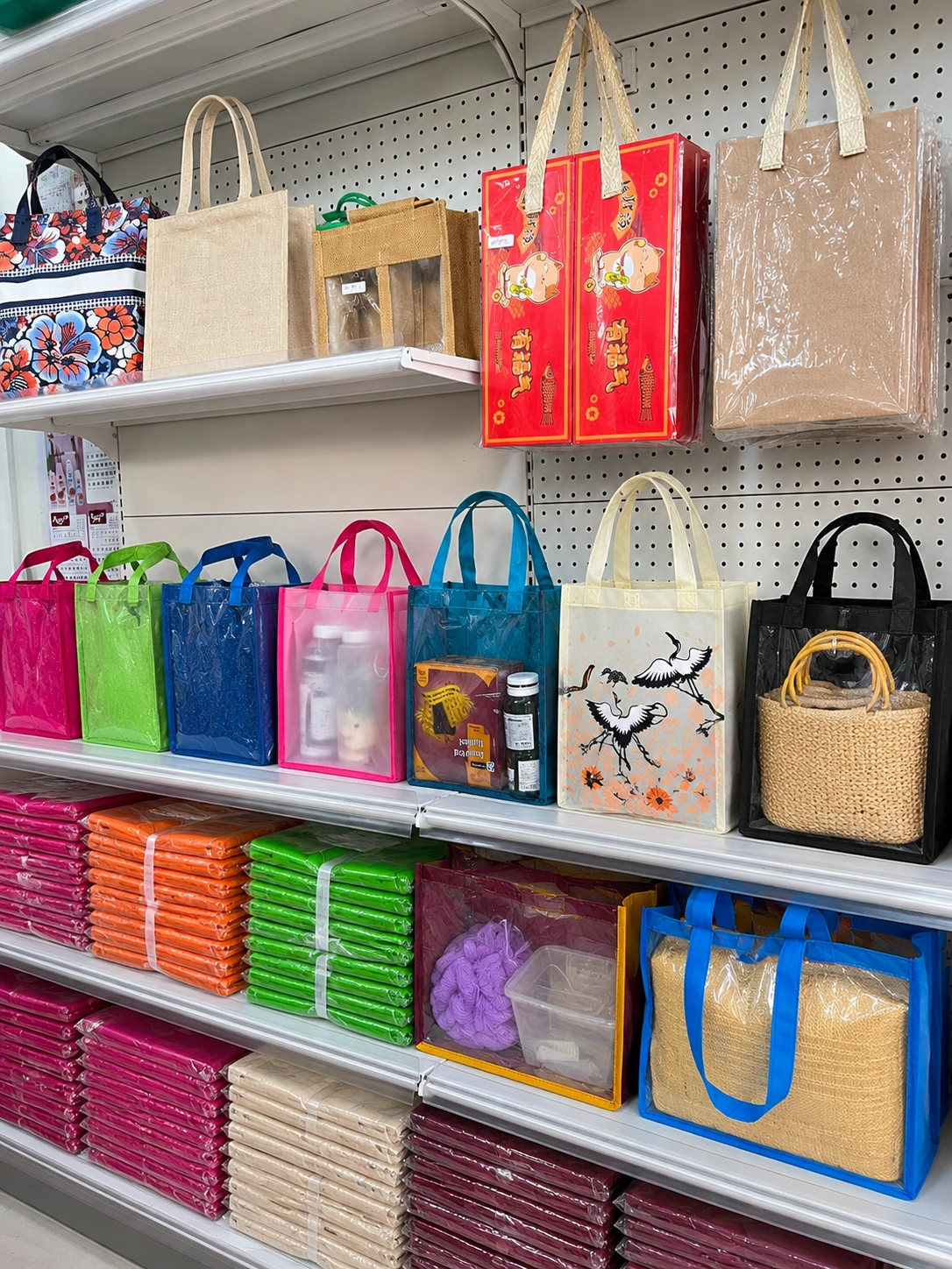 Display berbagai produk tas spunbond, goodie bag, dan tas custom di showroom Althea Ecobag Jakarta.