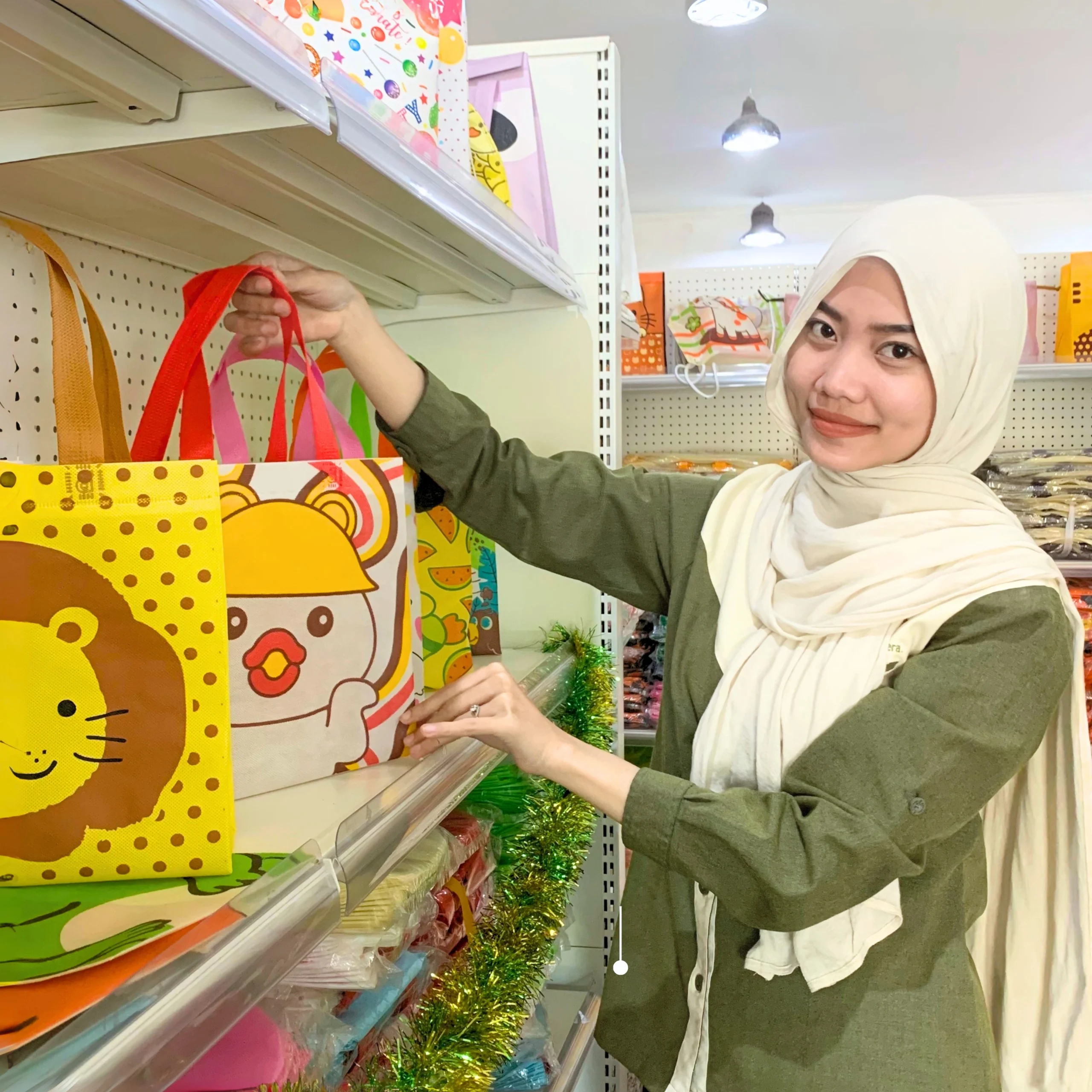 Tim Althea Ecobag Surabaya membantu pelanggan memilih bahan, warna, dan model tas sesuai kebutuhan.
