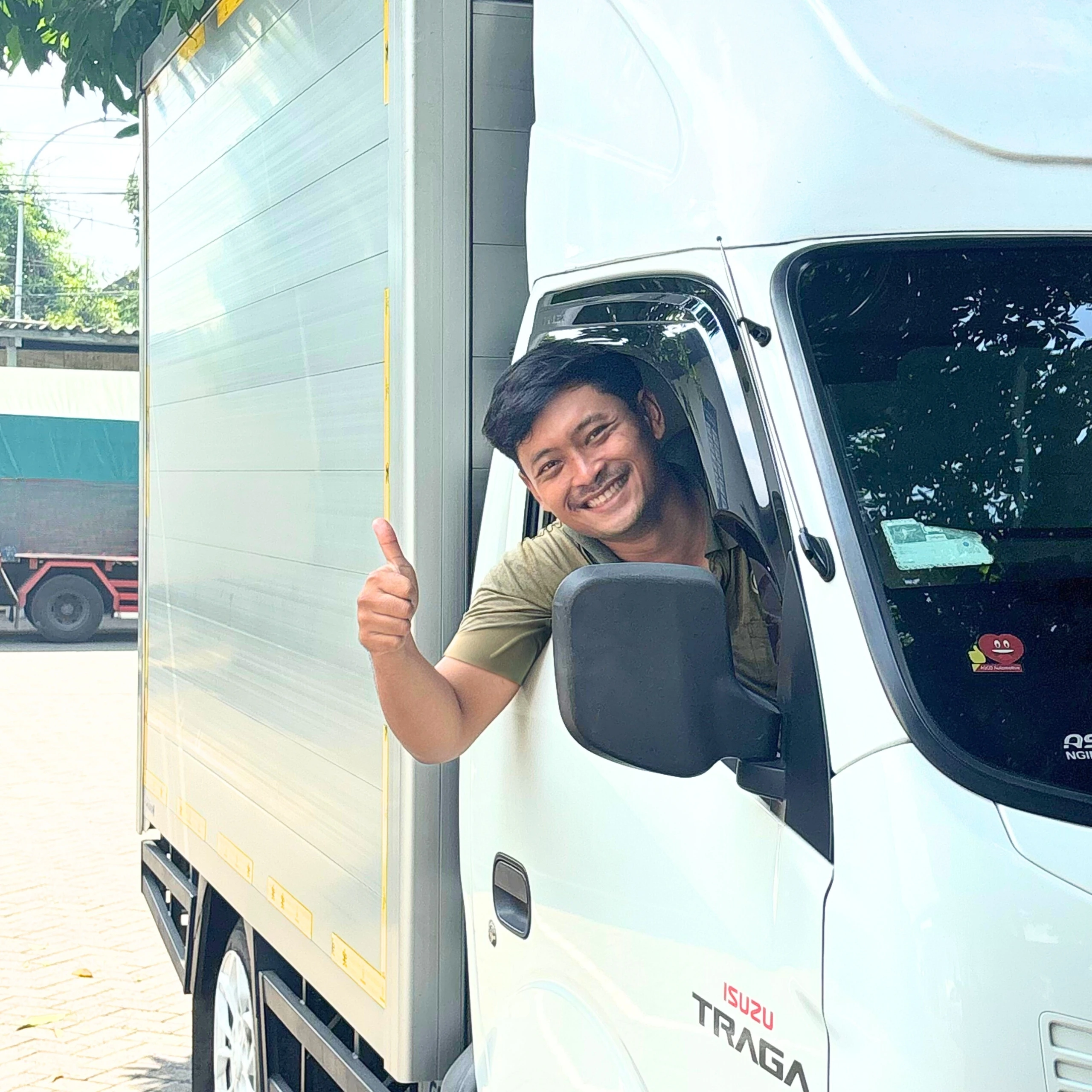 Tim pengiriman Althea Ecobag menyiapkan distribusi pesanan tas kepada pelanggan.