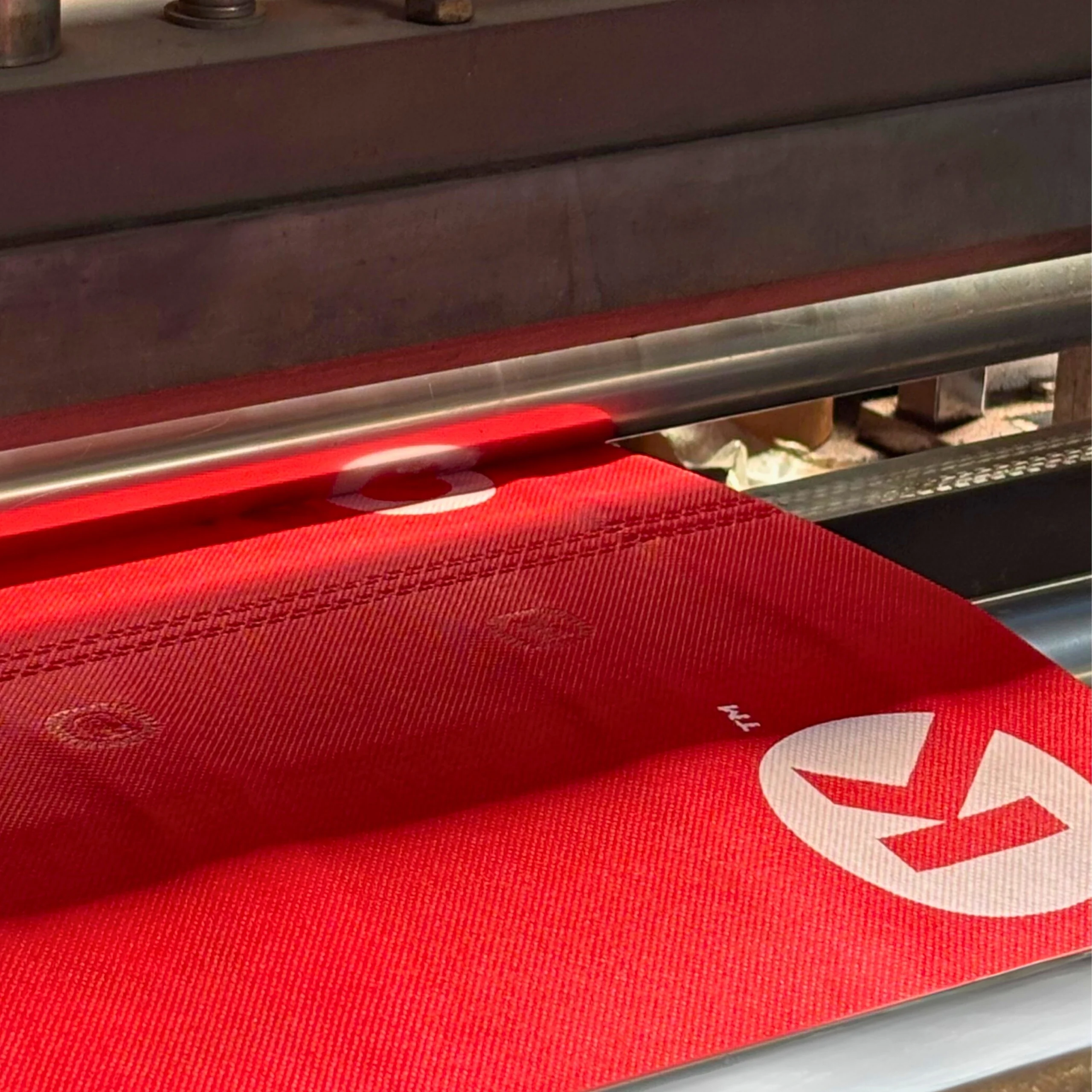 Proses pencetakan logo pada material spunbond menggunakan mesin produksi Althea Ecobag.