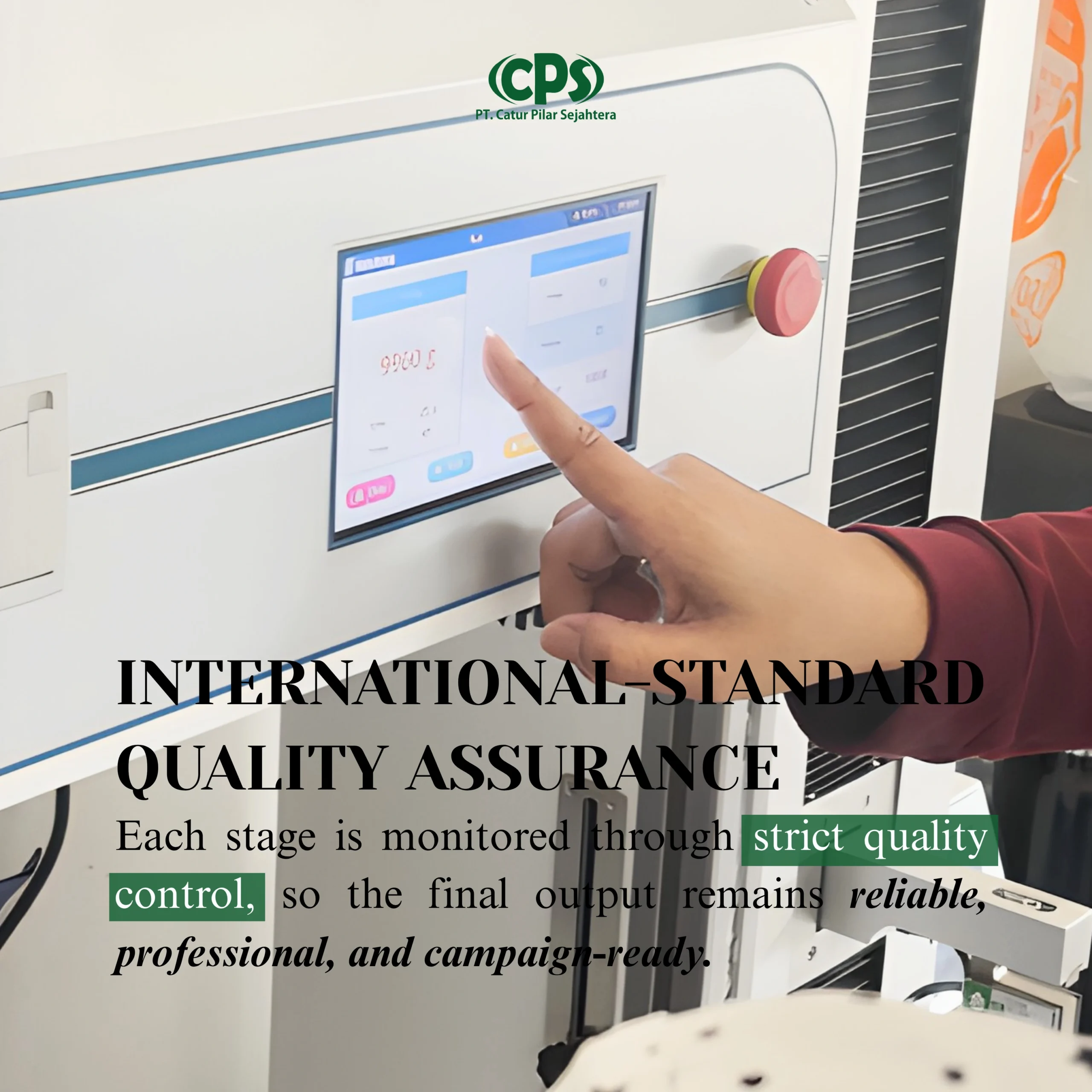 Operator mengatur mesin produksi sebagai bagian dari quality assurance tas promosi dan packaging branding skala besar.