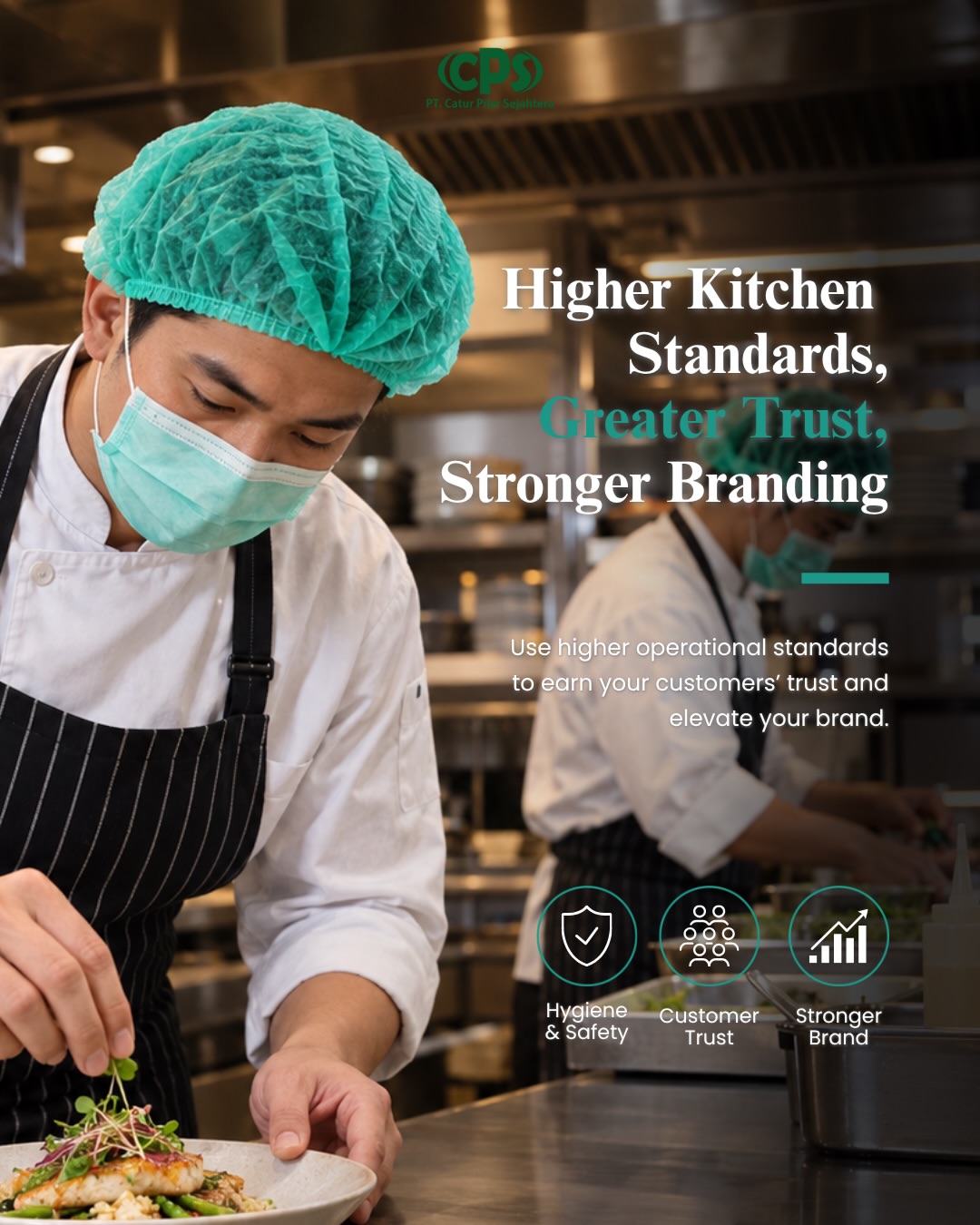 Chef menggunakan nurse cap dan masker sebagai bagian dari standar hygiene kitchen pada bisnis F&B.